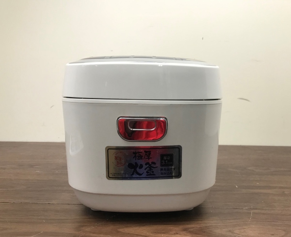 アイリスオーヤマ Iris Ohyama炊飯器 マイコン式 3合炊き 極厚火釜 Erc Mc30 W 中古家電の専門店ハッピー